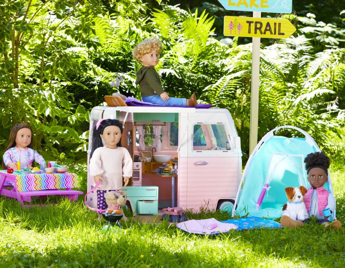 Kamper kempingowy z wyposażeniem dla lalek 55 elementów Country Cruising Camper Set Our Generation BD35163Z