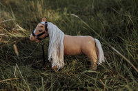 Beżowy Konik Minis Daisy 30 cm z regulowanymi nogami Astrup 84394