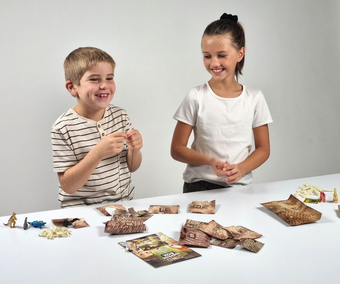 Pudełko 25 niespodzianek z dinozaurami Buki 2135 – zabawa i nauka