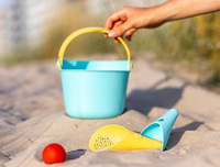  Wiaderko z sitkiem zestaw do piaskownicy Bucki Lagoon + Banana Blue Quut 173076   