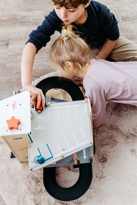 Drewniany parking garaż dla autek kilka poziomów Na rajdzie 12357 Small Foot