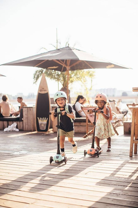 Zestaw SCOOTANDRIDE Kask + Highwaykick 3 LED hulajnoga składana ze świecącymi kółkami 3+ Kiwi