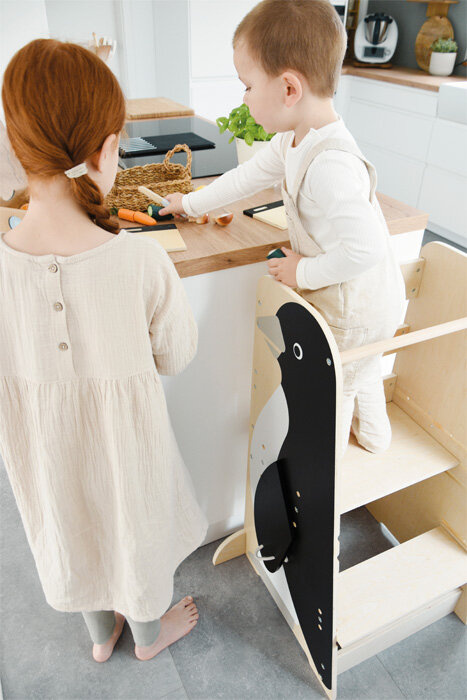 Pomocnik kuchenny dla dzieci Pingwin Wildlife Small Foot 12455 Kitchen helper drewniany