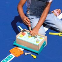 Drewniana skrzynka z narzędziami i działającą wiertarką B.toys BX2058Z zestaw majsterkowicza