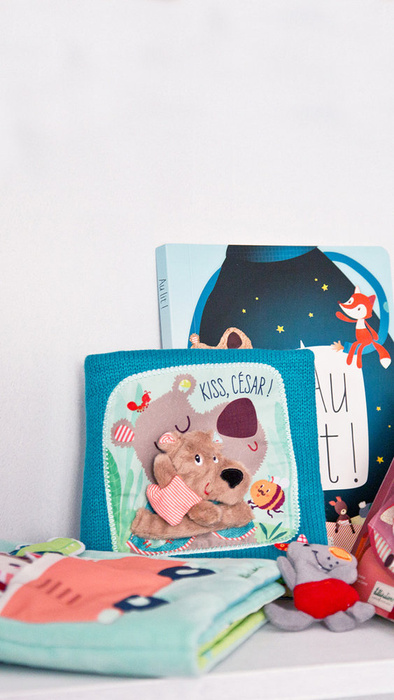 Książeczka z mini-pacynką wielofunkcyjna „Pocałuj Cesara” Niedźwiadek Cesar 86863-Lilliputiens