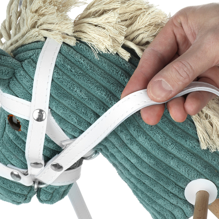 Turkusowy koń na kiju z kółeczkami do zabawy w domu i plenerze Hobby Horse Mumbee 53304