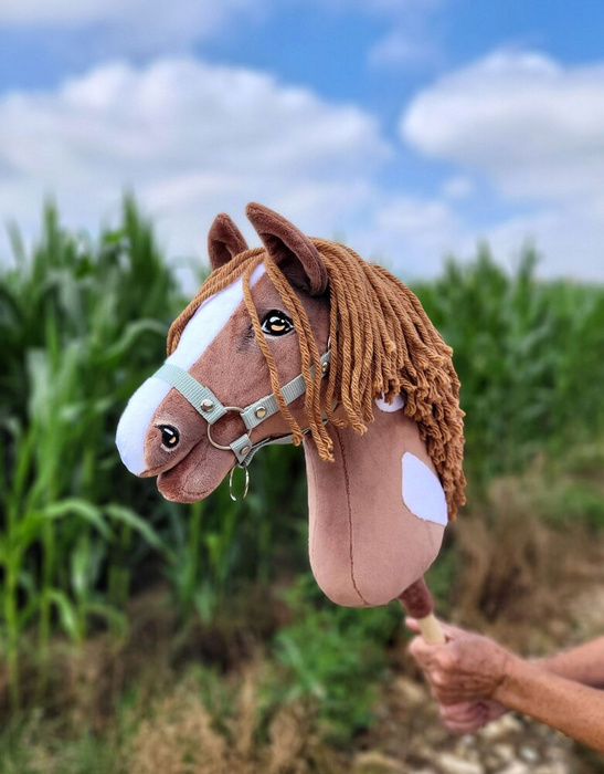 Super Hobby Horse Koń na kiju Western z długą miękką grzywą ręcznie wykonany gniady konik Premium