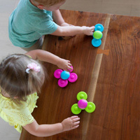 Wirujące spinnery Whirly Squigz na przyssawki FA210-1 Fat Brain Toy, zabawki dla niemowląt
