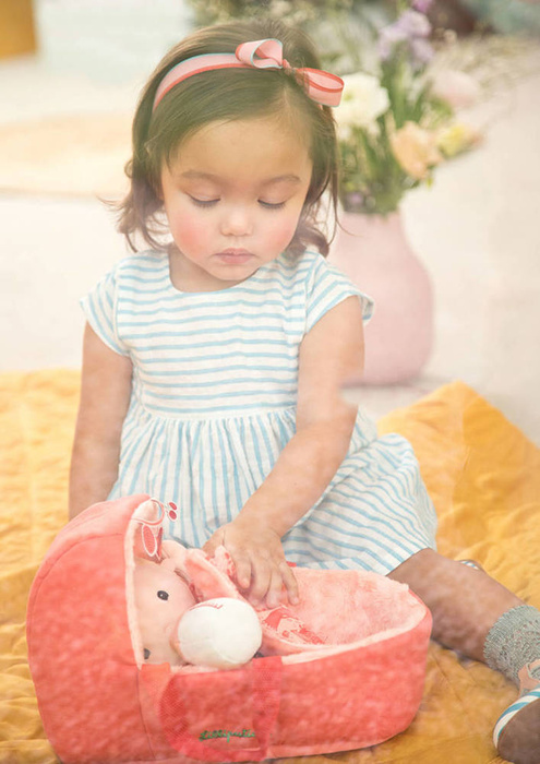 Lalka aktywizująca dzidziuś w gondoli z komforterem i butelką mleka Lena 83375 Lilliputiens