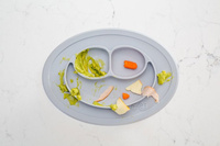 EZPZ Silikonowy talerzyk z podkładką mały 2w1 Mini Mat pastelowa szarość EUMMP003- EZPZ, naczynia dla dzieci