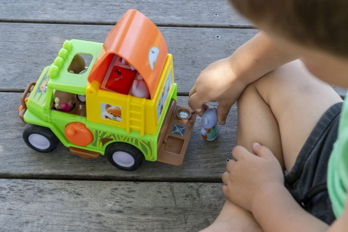 Jeep Safari otwierany samochód terenowy Klorofil 700221F w zestawie figurka kolekcjonerska Małpka