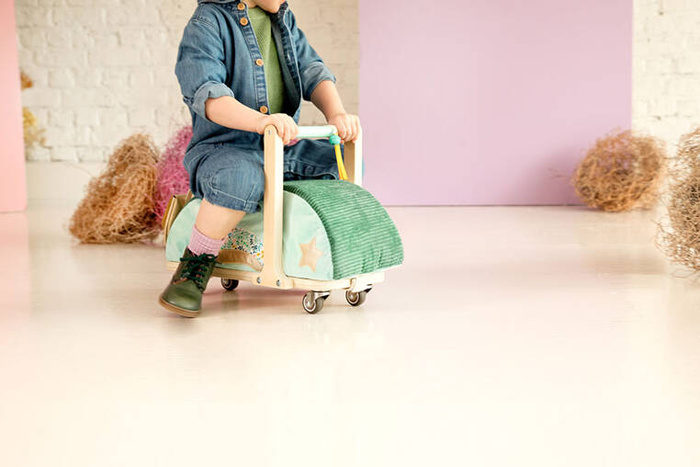 Drewniany jeździk 2 w 1 z miękkim siedziskiem i torebką Smok Joe 12 m+ 83466 LILLIPUTIENS