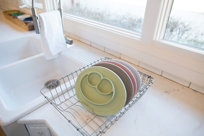 EZPZ Silikonowy talerzyk z podkładką mały 2w1 Mini Mat pastelowa zieleń EUMMS001- EZPZ, naczynia dla dzieci