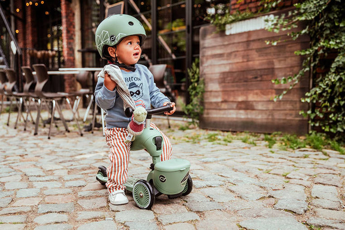Zestaw SCOOTANDRIDE Kask + Highwaykick1 2w1 jeździk i hulajnoga z zamykanym schowkiem Green Lines