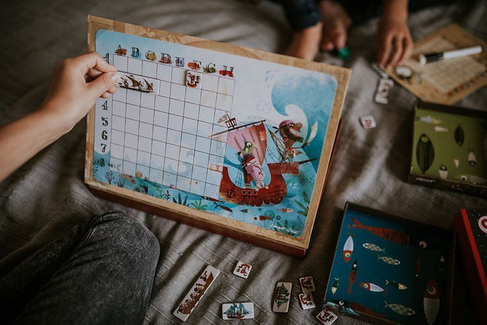 Gra w okręty „Piraci”, JND02835-Janod, gry dla dzieci, zabawki z tektury