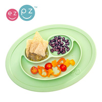 EZPZ Silikonowy talerzyk z podkładką mały 2w1 Mini Mat pastelowa zieleń EUMMS001- EZPZ, naczynia dla dzieci