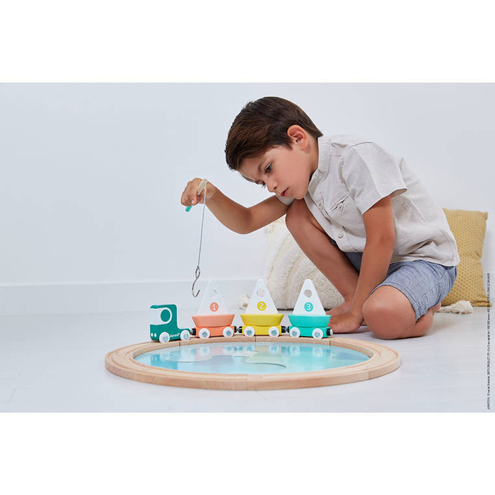 Kolejka dla dzieci pociąg drewniany z torami łódkami i makietą jeziora Bolid Janod J04629