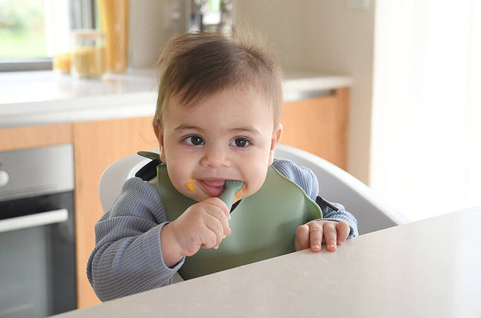 Zestaw 2 silikonowych pierwszych łyżeczek-gryzaków Sage green velvet grey Beaba 913578