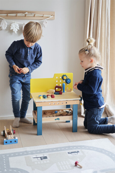 Wielofunkcyjny drewniany stół warsztatowy z imadłem i schowkiem Workshop Small Foot 12558 narzędzia dla dzieci