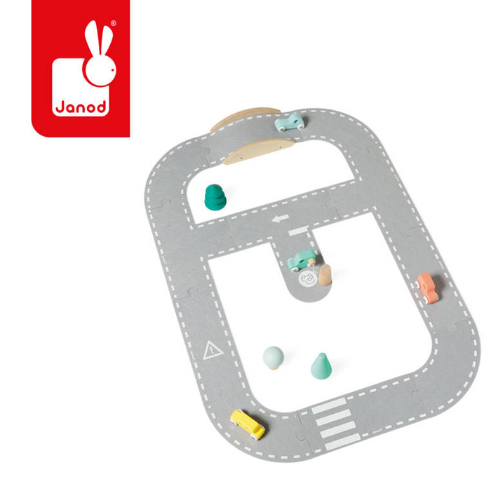 Filcowy tor dla samochodów z akcesoriami Janod J04631