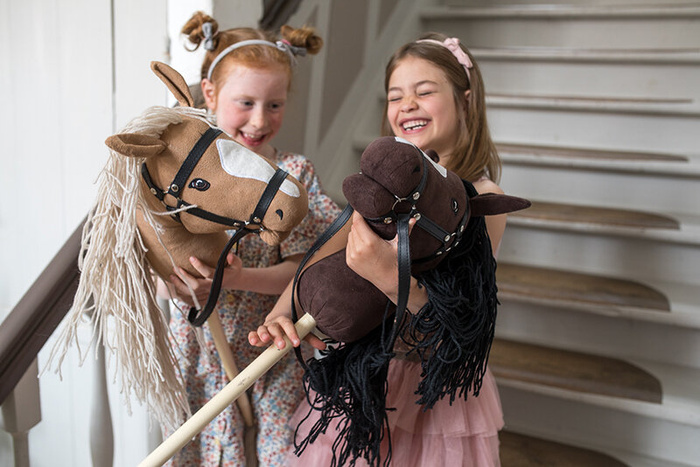 Zestaw dla Hobby Horse Koń na kiju brązowy z otwartą buzią i przeszkoda mur Astrup