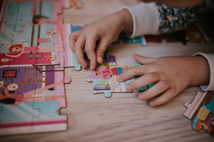 Puzzle w walizce Akademia tańca 100 elementów 6+ Made in France Janod J02616