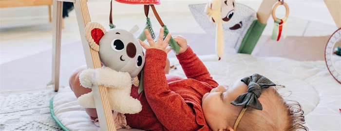 Mata dla niemowląt Tiny Love TL1206806830 z drewnianym stojakiem i funkcjonalnymi zawieszkami Boho Chic