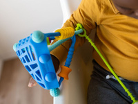 Silikonowe paski z zaczepką do zabezpieczenia zabawek przez upadkiem 3 szt ciepłe kolory Liinklz Möbi LKZ1-V