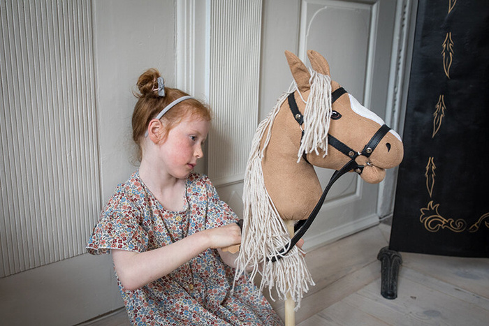 Zestaw dla Hobby Horse Koń na kiju beżowy z otwartą buzią i przeszkoda łąka Astrup