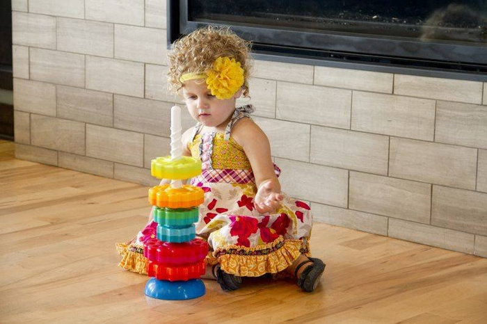 Zakręcona wieża sensoryczna MiniSpinny Fa110-1 Fat Brain Toys, zabawki sensoryczne