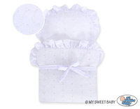 Wiklinowy wózek dla lalek z białą falbanką i becikiem