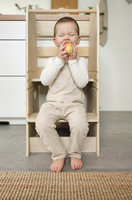 Pomocnik kuchenny dla dzieci Pingwin Wildlife Small Foot 12455 Kitchen helper drewniany