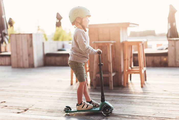 Zestaw SCOOTANDRIDE Kask + Highwaykick 3 LED hulajnoga składana ze świecącymi kółkami 3+ Forest