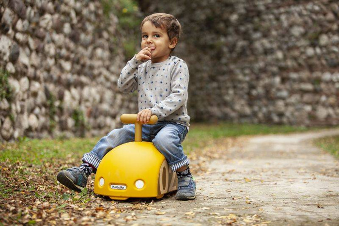 Żółty jeździk Ginetta Mini Eolo Italtrike