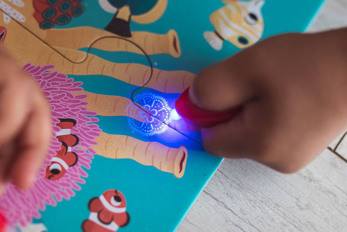 Świecące puzzle z mini-lampką UV Las 24 elementy 3+ Janod J02653