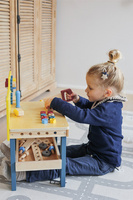 Wielofunkcyjny drewniany stół warsztatowy z imadłem i schowkiem Workshop Small Foot 12558 narzędzia dla dzieci