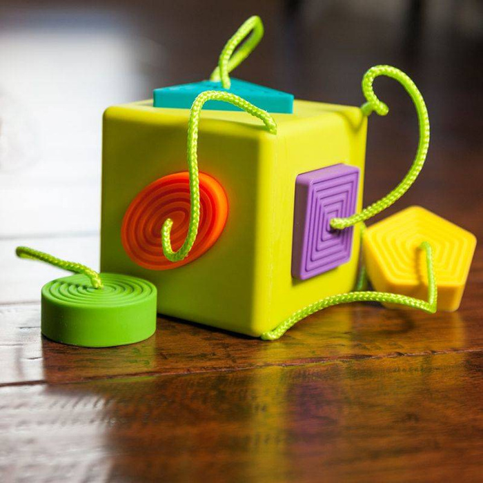 Dopasowywanie kształtów Kostka Sorter OombeeCube FA120-1 Fat Brain Toys, zabawki motoryczne