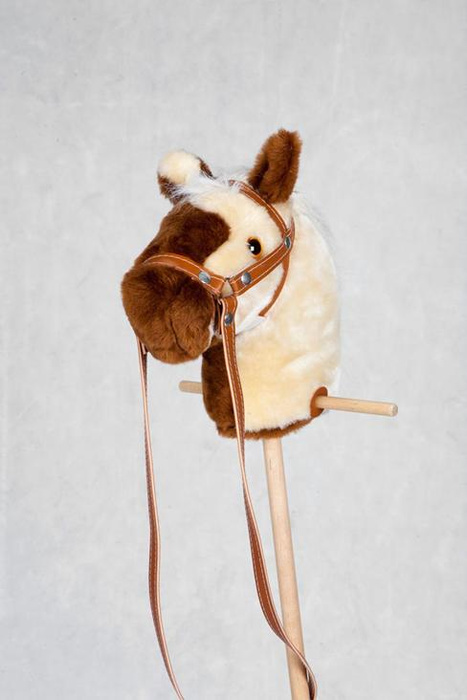 Koń na kiju z kółeczkami Kasztanek w plamy do zabawy w domu i plenerze Hobby Horse Mumbee 53301