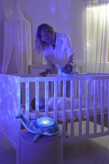 Lampka z projektorem i grzechotką Wieloryb niebieski Tranquil Whale™ Blue Family Cloud b® CLTT-7901-WB