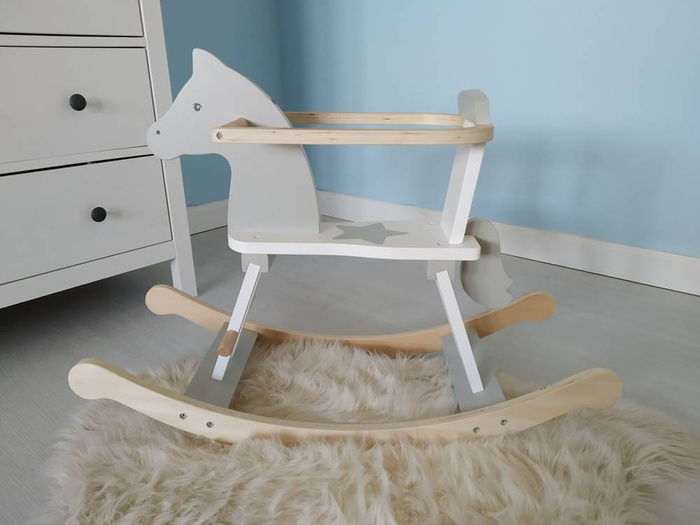 Drewniany konik bujany Gwiazda galopu z barierką 53933-Goki, zabawki na biegunach