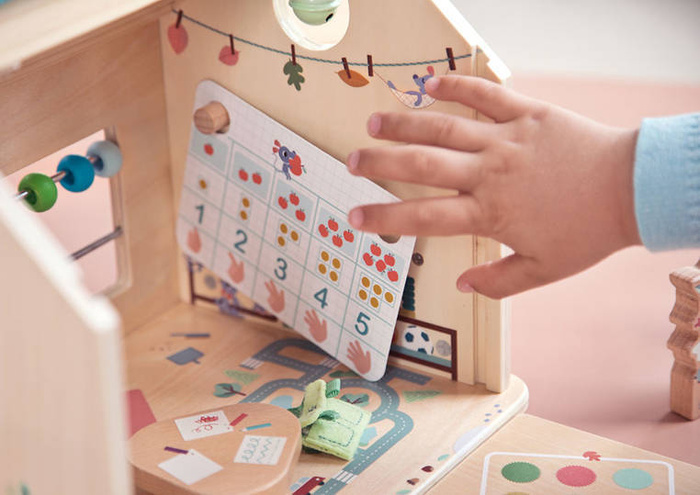 Drewniana wielofunkcyjna rozkładana Szkoła z 3 figurkami i akcesoriami 83422 Lilliputiens