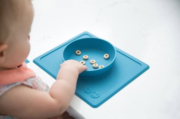 Silikonowa miseczka z podkładką 2w1 Mini Bowl niebieska EUMBB003-EZPZ, naczynia dla dzieci