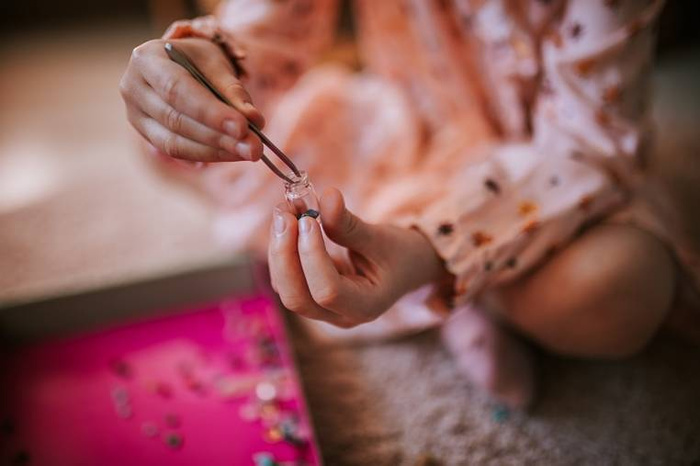 Zestaw kreatywny do tworzenia biżuterii z kamieniami przynoszącymi szczęście Janod J07938