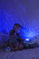 Lampka z projektorem i grzechotką Wieloryb niebieski Tranquil Whale™ Blue Family Cloud b® CLTT-7901-WB