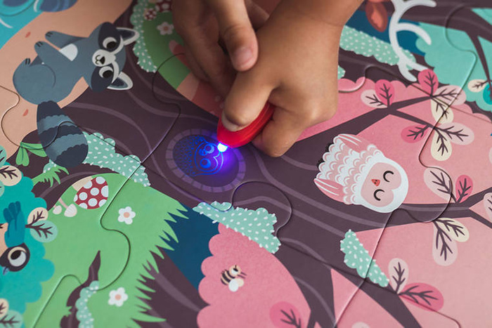 Świecące puzzle z mini-lampką UV Las 24 elementy 3+ Janod J02653