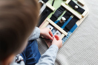 Tablica manipulacyjna sensoryczna aktywności ruchowej Czarne zatrzaski i wiązania 12391 Small Foot