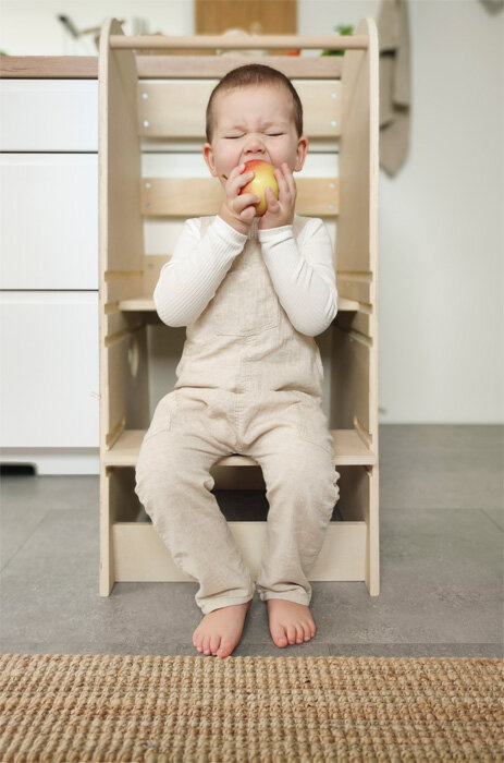 Pomocnik kuchenny dla dzieci Pingwin Wildlife Small Foot 12455 Kitchen helper drewniany