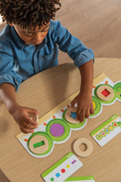 Układanka łamigłówka dla maluszka Kształty i kolory Gąsieniczka Oli Goula 53477 Drewniane zabawki dla dzieci