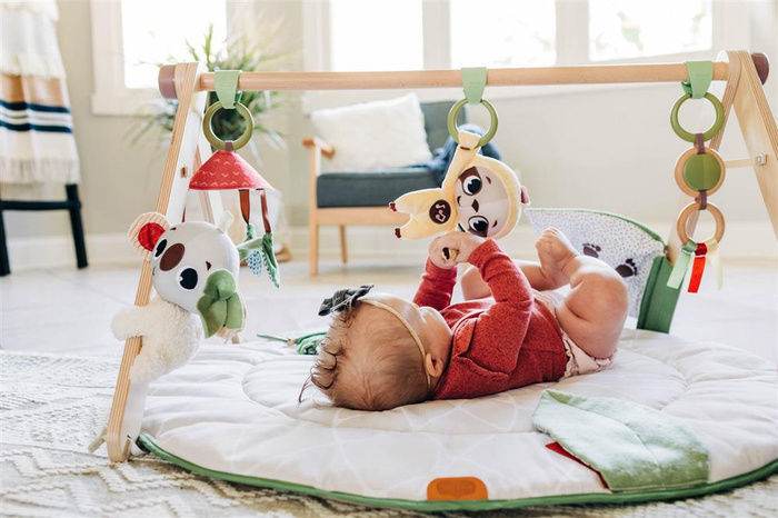 Mata dla niemowląt Tiny Love TL1206806830 z drewnianym stojakiem i funkcjonalnymi zawieszkami Boho Chic