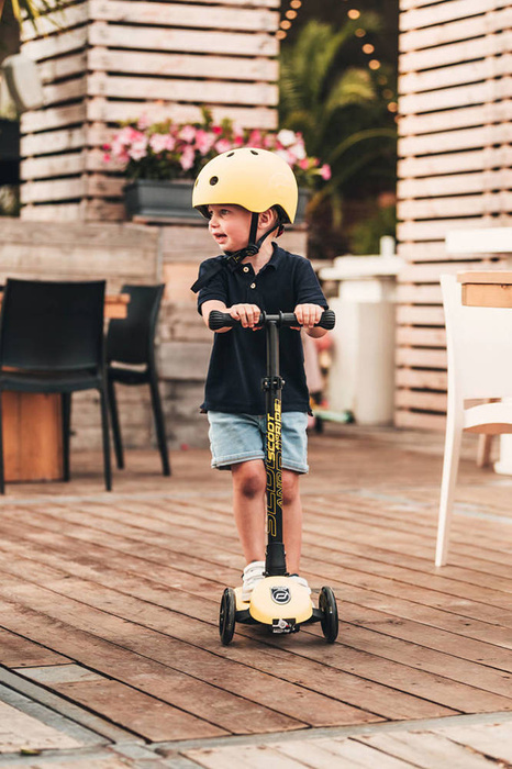 Zestaw SCOOTANDRIDE Kask + Highwaykick 3 LED hulajnoga składana ze świecącymi kółkami 3+ Lemon